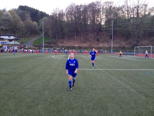 Annalena Müllenmeister freut sich diebisch über den Halbzeitpfiff