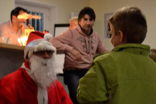 Strahlende Gesichter: der Nikolaus im Gespräch mit einem jungen Mann