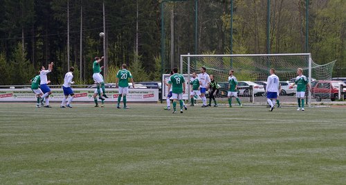 ... kommt Patrick Weßel zum Kopfball ... ... kommt Patrick Weßel zum Kopfball ...