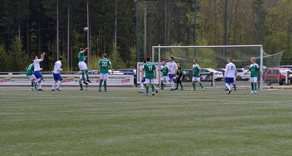 ... kommt Patrick Weßel zum Kopfball ... ... kommt Patrick Weßel zum Kopfball ...