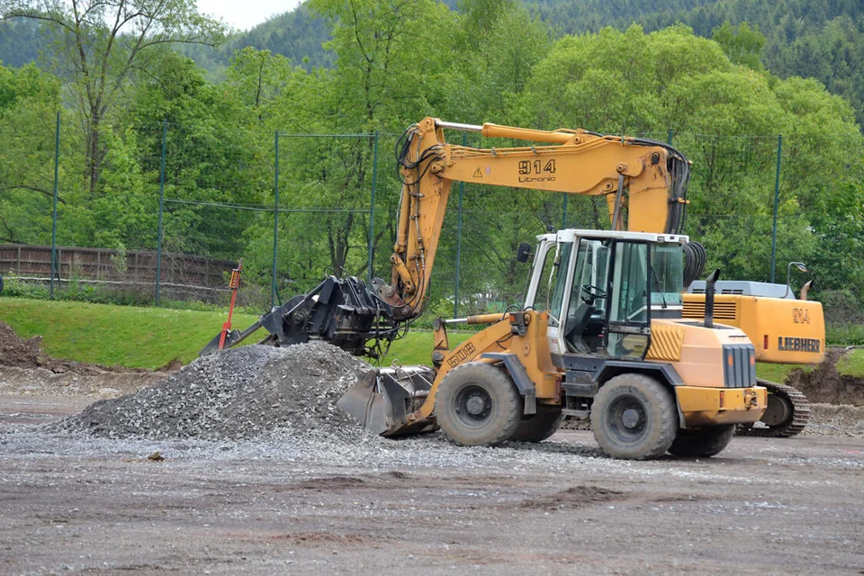 Die Bagger trugen die restliche Asche vom Platz ab Die Bagger trugen die restliche Asche vom Platz ab