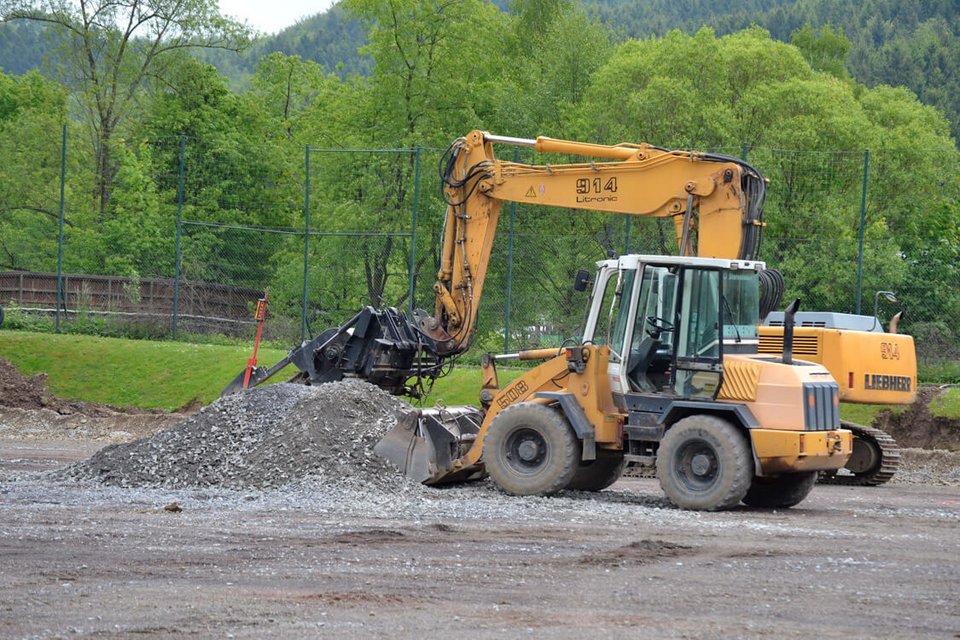 Die Bagger trugen die restliche Asche vom Platz ab Die Bagger trugen die restliche Asche vom Platz ab