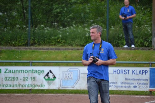 Drei Fotografen begleiteten die Mannschaft am Spielfeldrand - hier: Holger (vorne) und Stefan (hinten)