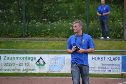 Drei Fotografen begleiteten die Mannschaft am Spielfeldrand - hier: Holger (vorne) und Stefan (hinten) Drei Fotografen begleiteten die Mannschaft am Spielfeldrand - hier: Holger (vorne) und Stefan (hinten)