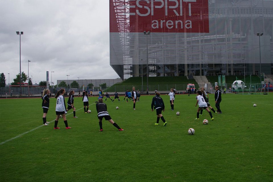 Vor den Toren der Esprit Arena wärmten sich die Mädchen auf