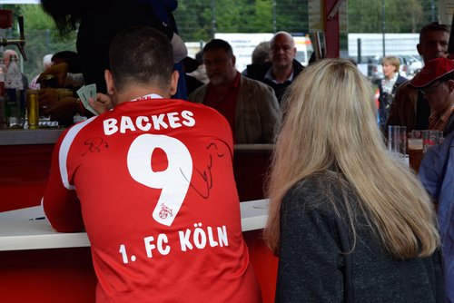 Großer Ansturm an der Theke: Florian Backes wartet auf die Bestellung Großer Ansturm an der Theke: Florian Backes wartet auf die Bestellung