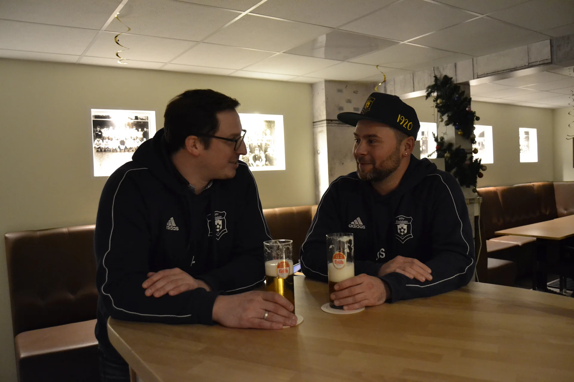 Florian Last und Ronnie Schmidt im Vereinshaus des BSV Bielstein