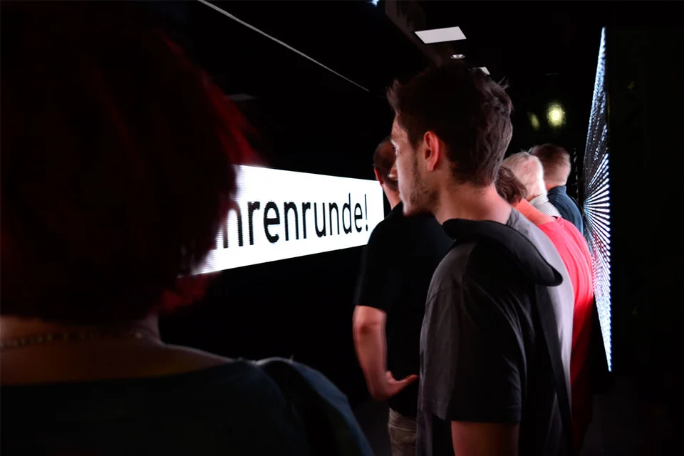 Gebannter Blick: Luca Bognanni von Radio Berg im Innenraum der Trucks