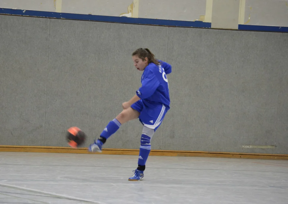 Unorthodoxe Schusshaltung, die dennoch erfolgreich ist: Annalena Müllenmeister bei einem Volleyschuss Unorthodoxe Schusshaltung, die dennoch erfolgreich ist: Annalena Müllenmeister bei einem Volleyschuss