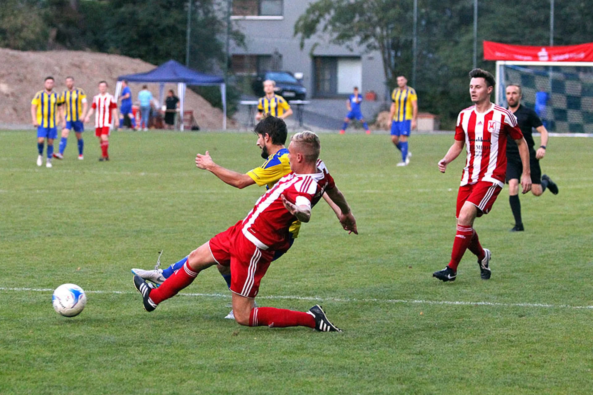 Umkämpfte Partie: Das Spiel gegen Marienhagen war von harten Zweikämpfen geprägt (Archivfoto)