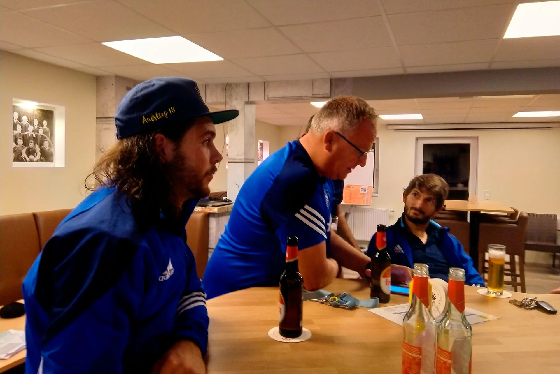 Durchatmen: Unsere Erste Herren musste sich nach einem verrückten Spiel im Vereinshaus erst mal wieder sammeln