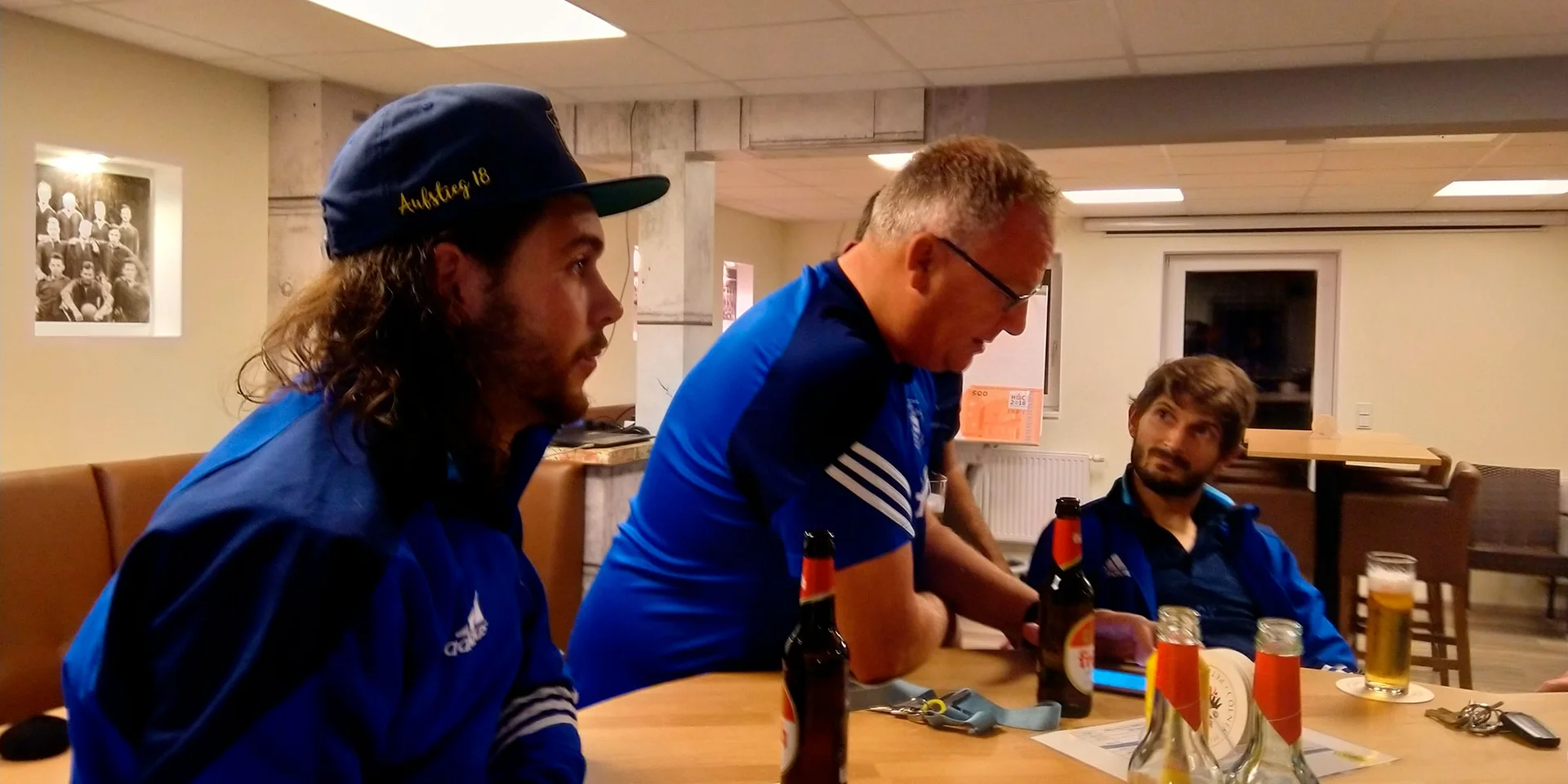 Durchatmen: Unsere Erste Herren musste sich nach einem verrückten Spiel im Vereinshaus erst mal wieder sammeln