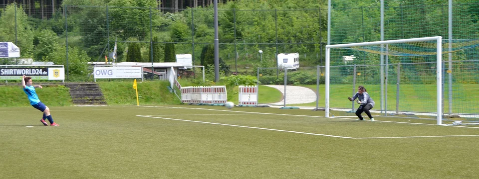 Lisa Hasenburg tritt zum Elfmeter an ...