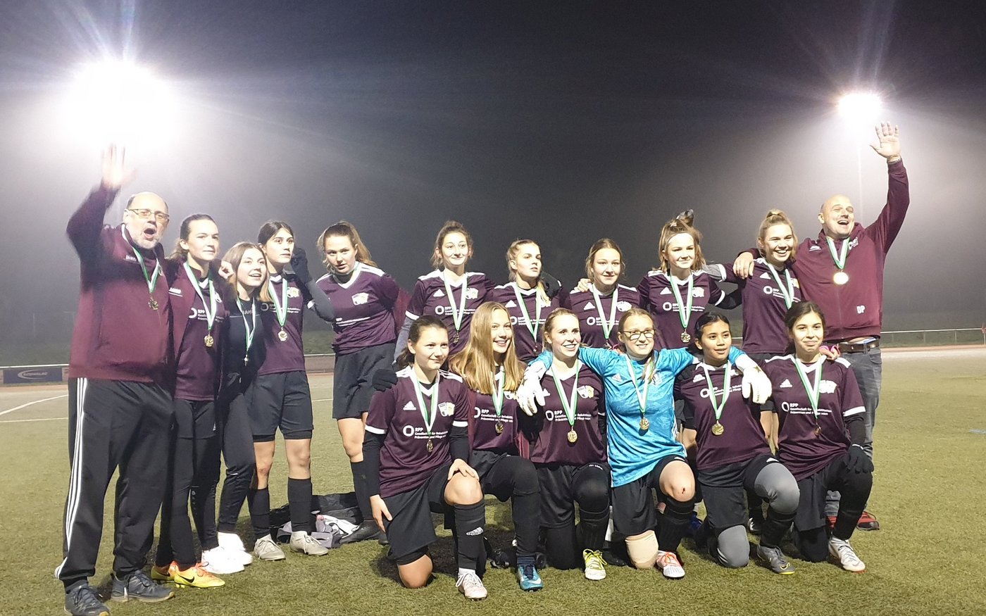Die U17 Juniorinnen des BSV Viktoria Bielstein um das Trainerteam Daniel Prückl und Franz Blaes