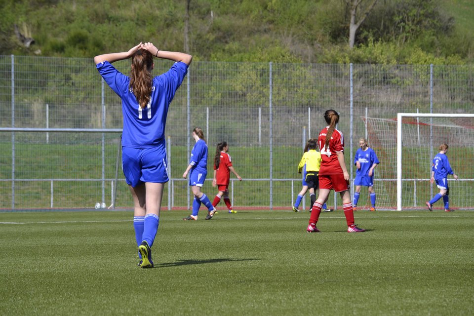 Jacqueline Holtz fasst sich ob der gezeigten Leistung der Mannschaft an den Kopf