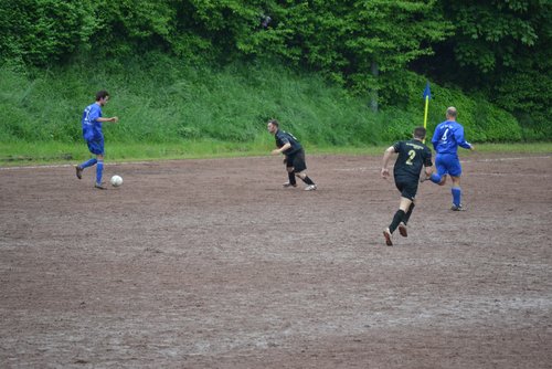 Das 4:2 in der Entstehung: Kevin Müller guckt auf seinen Gegenspieler ... Das 4:2 in der Entstehung: Kevin Müller guckt auf seinen Gegenspieler ...