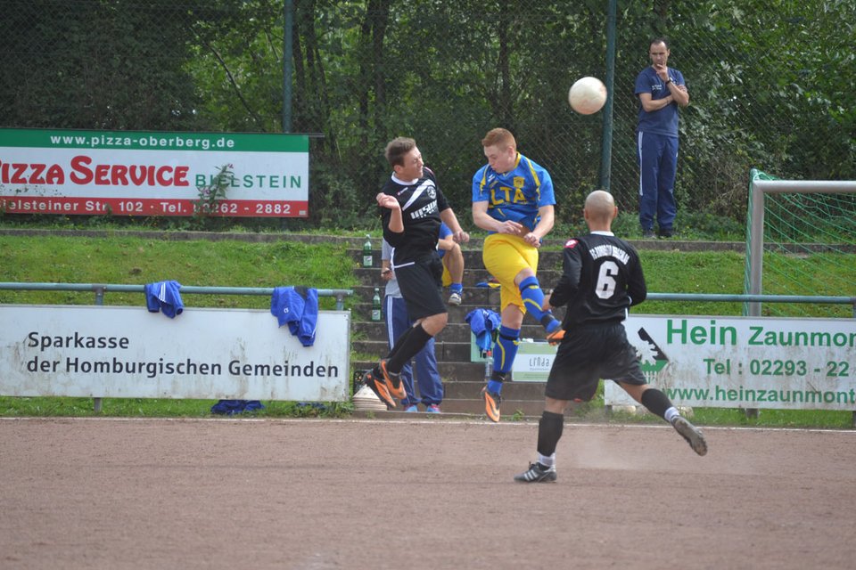 Augen zu und durch: Thomas Ren im Kopfballduell mit einem Derschlager