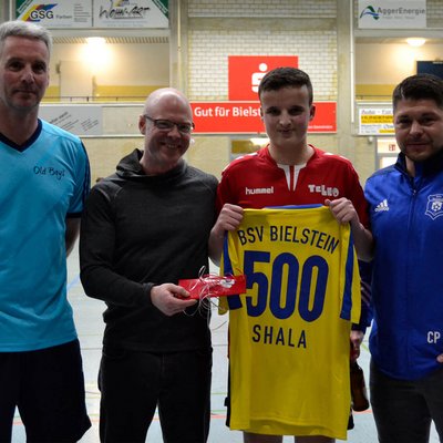 Trainer Holger Schulte, Juniorenleiter Volker Biock und Geschäftsführer Christopher Pethe (v.l.) begrüßen den 16-jährigen Elard Shala (2.v.r.) als 500. Mitglied im BSV Viktoria Bielstein