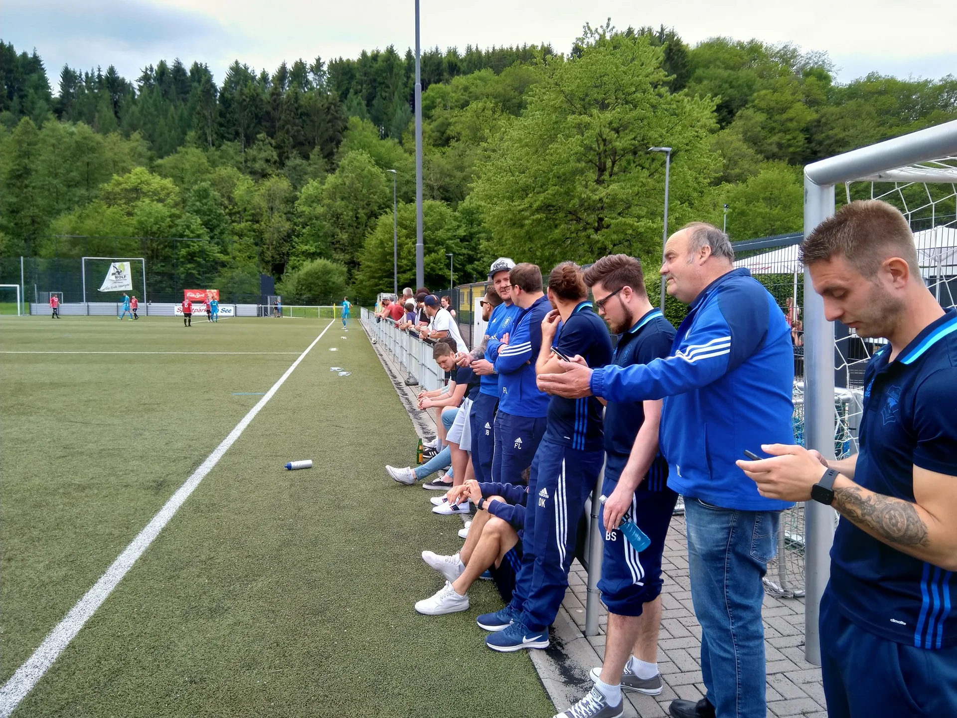 Aufgepasst: Volker Zimmermann erklärt Björn Schumacher vor dem Spiel, wie er später zu laufen hat