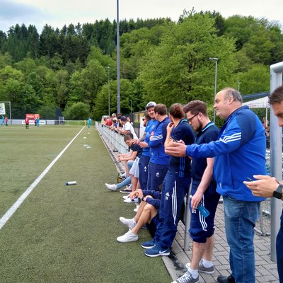 Aufgepasst: Volker Zimmermann erklärt Björn Schumacher vor dem Spiel, wie er später zu laufen hat