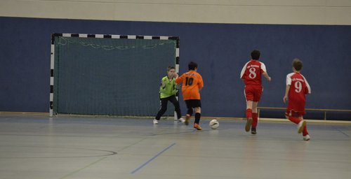 ... legt sich den Ball aber zu weit vor ... ... legt sich den Ball aber zu weit vor ...