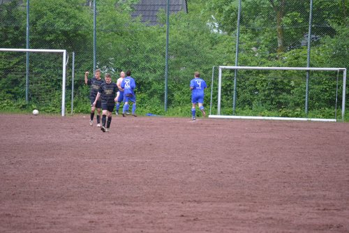 ... um den Torschützen zu beglückwünschen ... um den Torschützen zu beglückwünschen