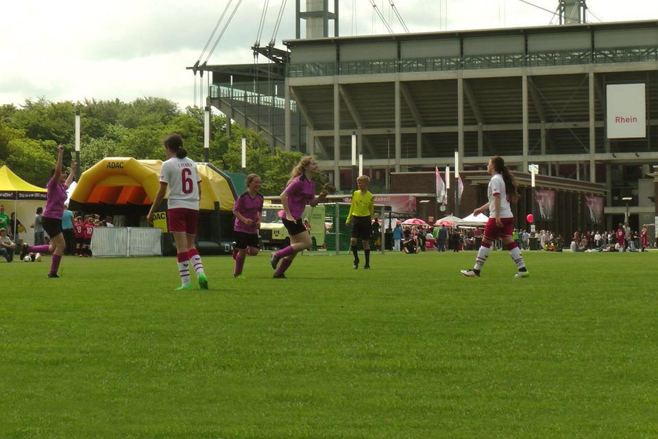Caro Siegmund erzielt die 2:1 Führung gegen den 1. FC Köln