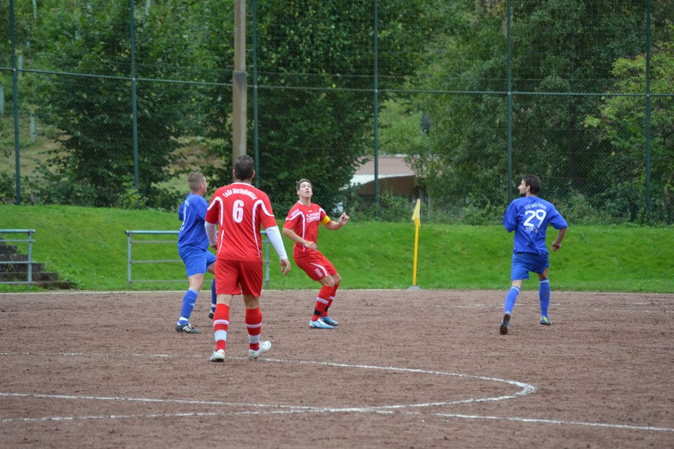 Spielertrainer Axel im Duell mit einem Gegenspieler