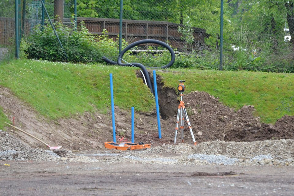 Damit unsere neue Flutlichtanlage auch bei heftigsten Gewittern bestehen kann, wurde heute der neue Blitzschutz verlegt Damit unsere neue Flutlichtanlage auch bei heftigsten Gewittern bestehen kann, wurde heute der neue Blitzschutz verlegt