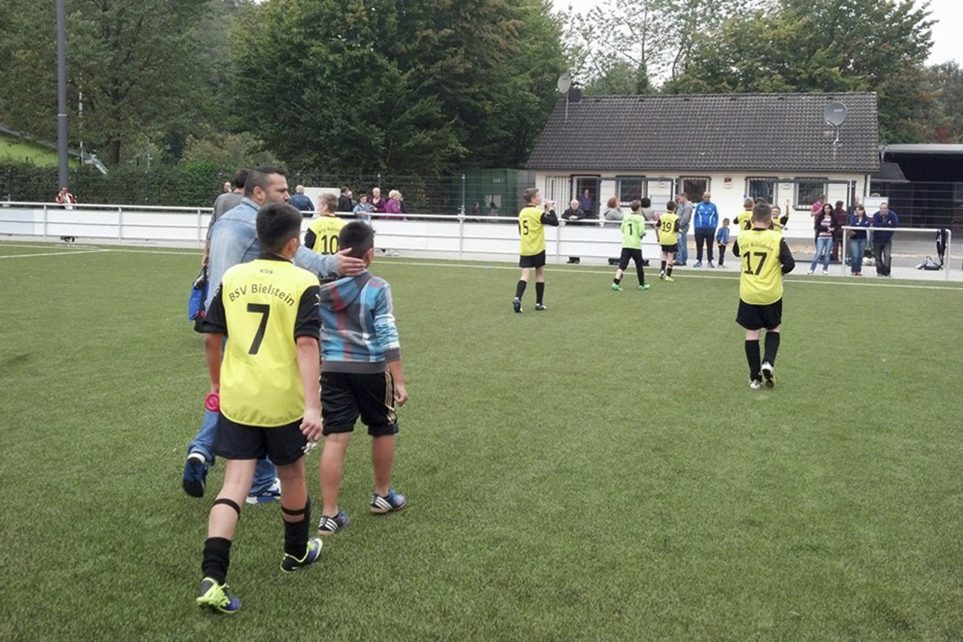 Unsere U15 ließ sich für den verdienten Erfolg zurecht von den Eltern und Zuschauern feiern
