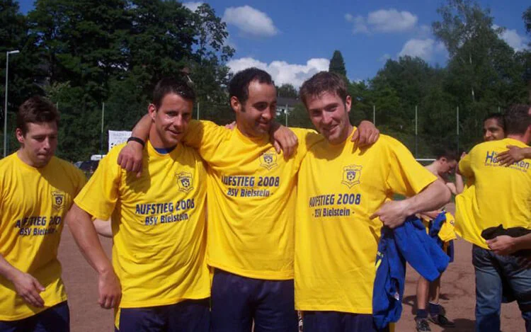 2008 – Thomas Knoblich, Mohamed Imharraf und David Dwertmann feiern den Aufstieg der Ersten im Jahr 2008