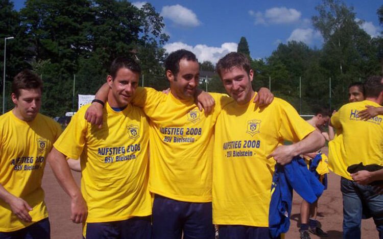 2008 – Thomas Knoblich, Mohamed Imharraf und David Dwertmann feiern den Aufstieg der Ersten im Jahr 2008