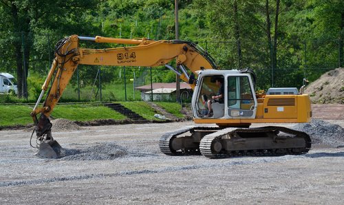 Schüttete längliche Linien aus kleinen Steinchen auf: der Bagger der Firma Hombach Schüttete längliche Linien aus kleinen Steinchen auf: der Bagger der Firma Hombach