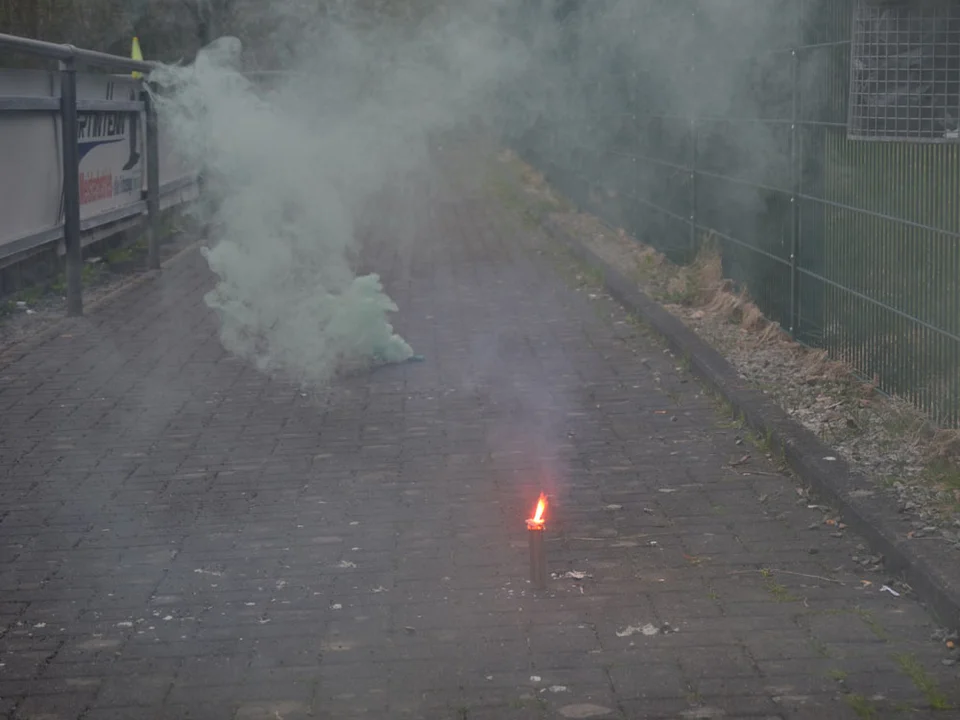 „Pyrotechnik ist kein Verbrechen“ - untermauert mit einem Bengalo „Pyrotechnik ist kein Verbrechen“ - untermauert mit einem Bengalo