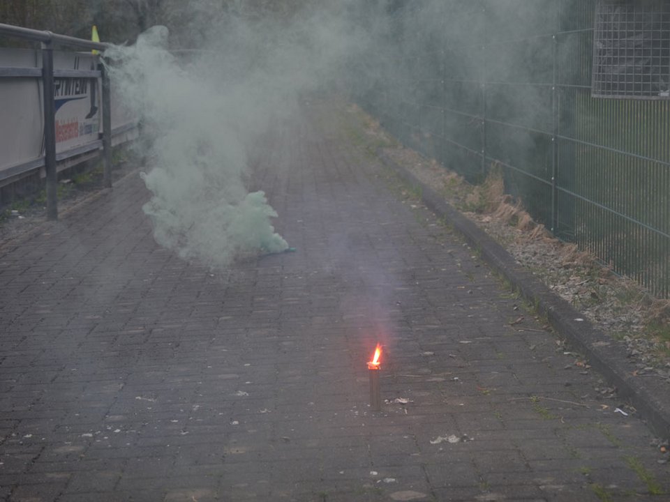 „Pyrotechnik ist kein Verbrechen“ - untermauert mit einem Bengalo