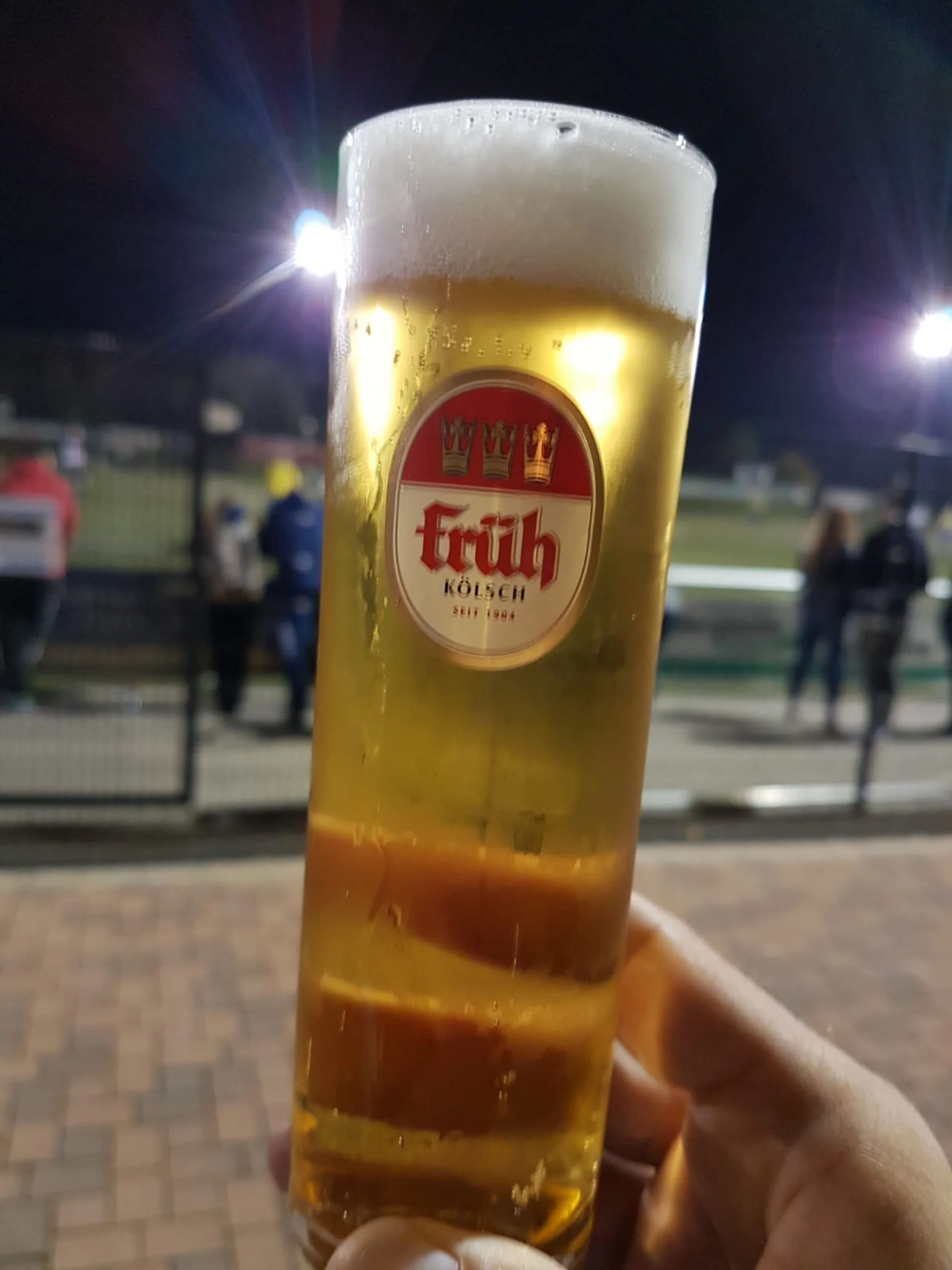 Mit einem kühlen Blonden versuchten sich die Zuschauer vor der Kälte zu schützen