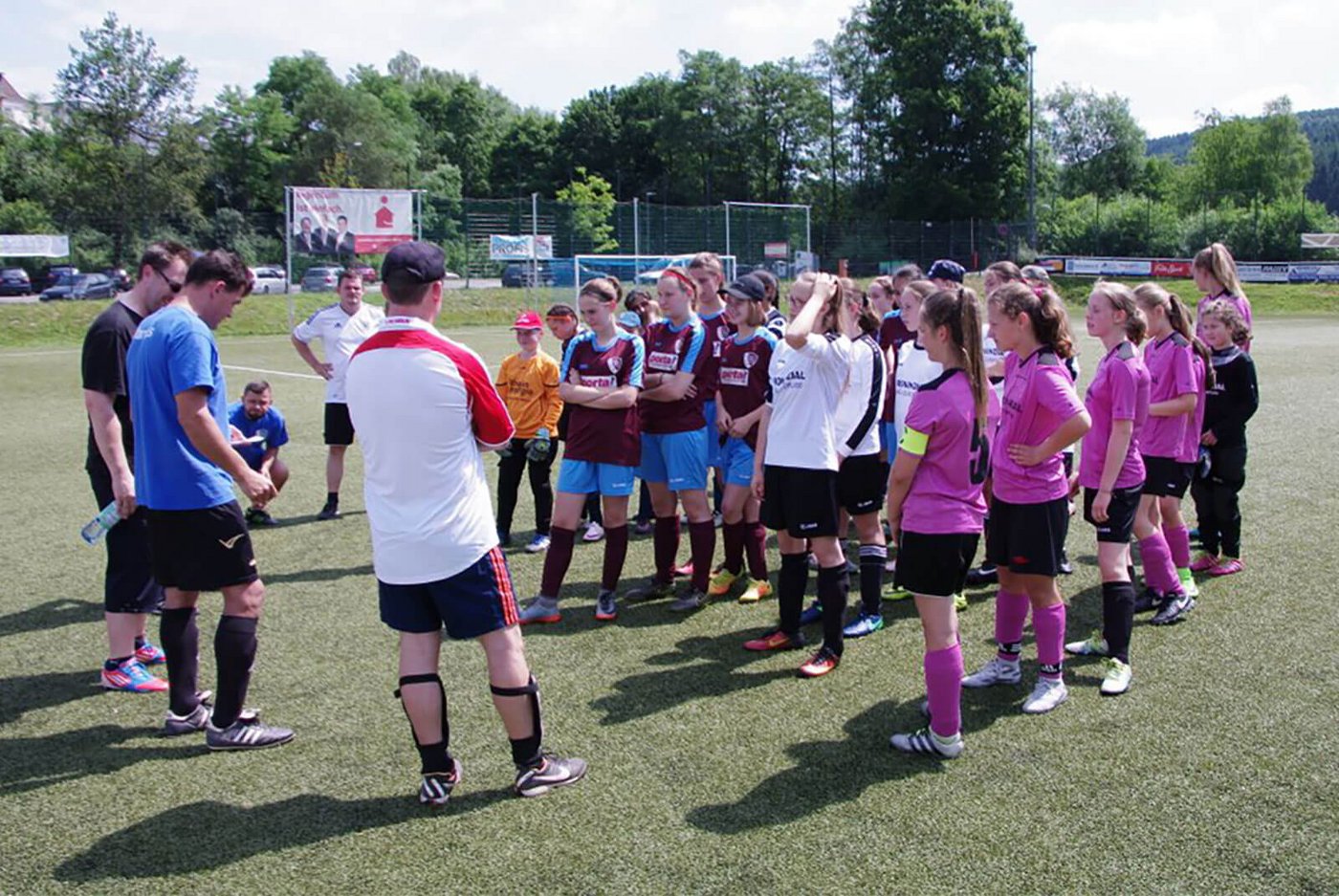 Gemeinsam mit den Kölner Gästen veranstalteten unsere U13 Juniorinnen ein großes Fußballfest