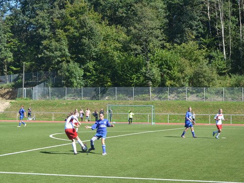 Flügelflitzerin Jenny im Zweikampf mit einer Reichshofer Spielerin Flügelflitzerin Jenny im Zweikampf mit einer Reichshofer Spielerin