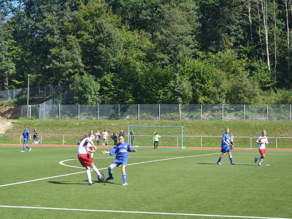 Flügelflitzerin Jenny im Zweikampf mit einer Reichshofer Spielerin Flügelflitzerin Jenny im Zweikampf mit einer Reichshofer Spielerin