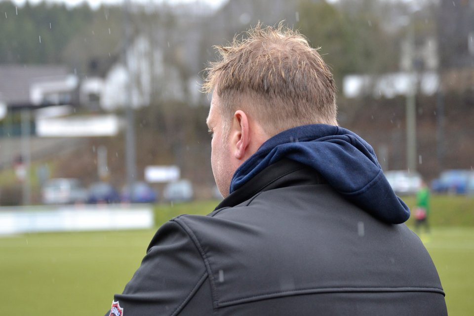 Nicht unzufrieden mit dem Auftritt seiner Mannschaft: Thomas Tröster an der Seitenlinie Nicht unzufrieden mit dem Auftritt seiner Mannschaft: Thomas Tröster an der Seitenlinie