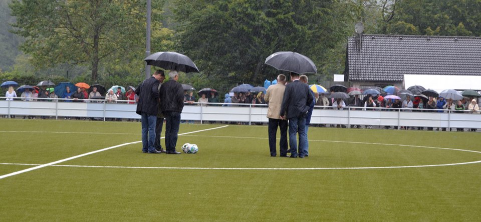 Der Regen setzte während der Festreden ein und hörte unmittelbar im Anschluss daran auf Der Regen setzte während der Festreden ein und hörte unmittelbar im Anschluss daran auf