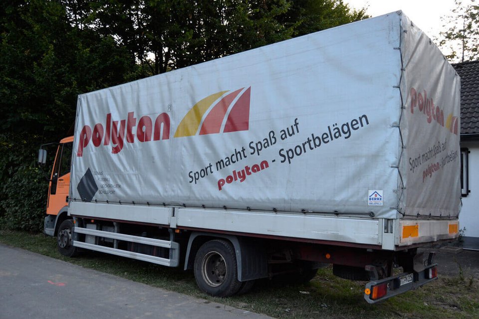 Die zweite Lieferung von Polytan kam in einem etwas kleineren Laster ...