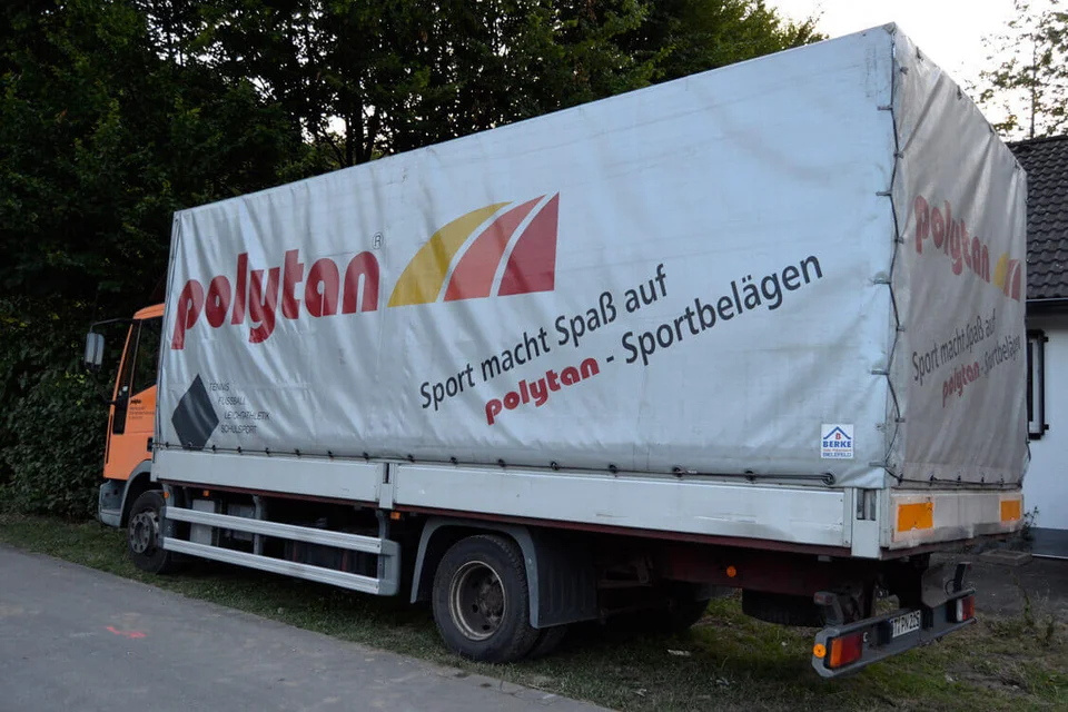 Die zweite Lieferung von Polytan kam in einem etwas kleineren Laster ...