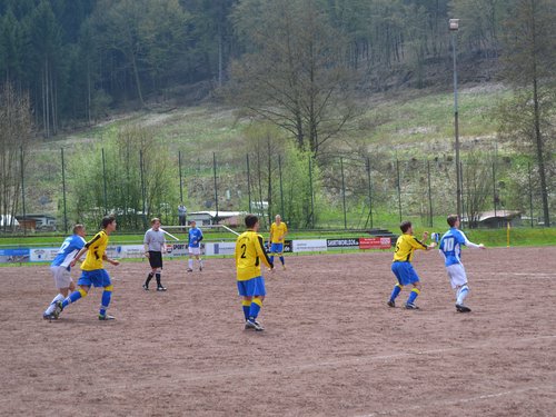 Die Bielsteiner Hintermannschaft in Erwartung eines langen Balls