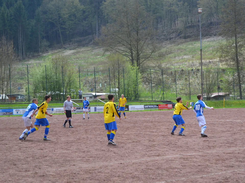 Die Bielsteiner Hintermannschaft in Erwartung eines langen Balls