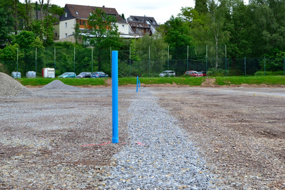 Die blauen Rohre guckten im Abstand von rund 15 Metern aus dem Boden hervor Die blauen Rohre guckten im Abstand von rund 15 Metern aus dem Boden hervor