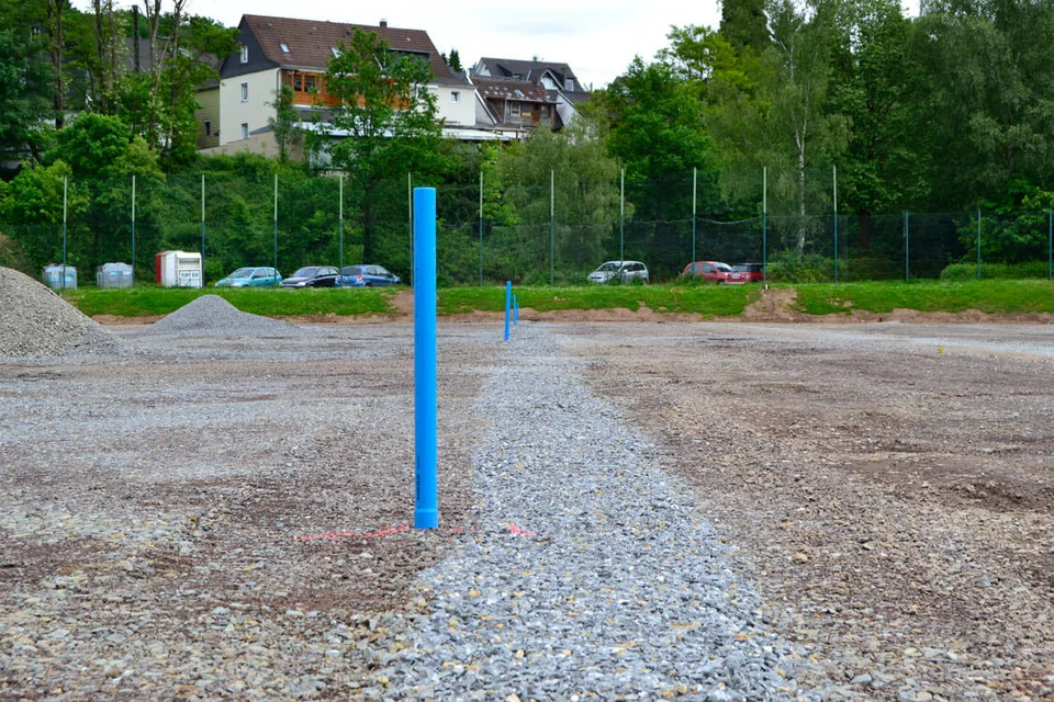 Die blauen Rohre guckten im Abstand von rund 15 Metern aus dem Boden hervor Die blauen Rohre guckten im Abstand von rund 15 Metern aus dem Boden hervor