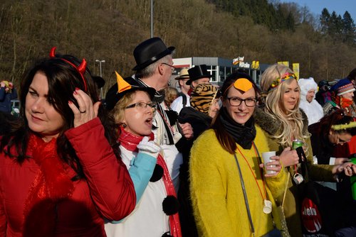 Viele fröhliche Gesichter - sowohl bei den Jüngeren als auch bei etwas Älteren Viele fröhliche Gesichter - sowohl bei den Jüngeren als auch bei etwas Älteren