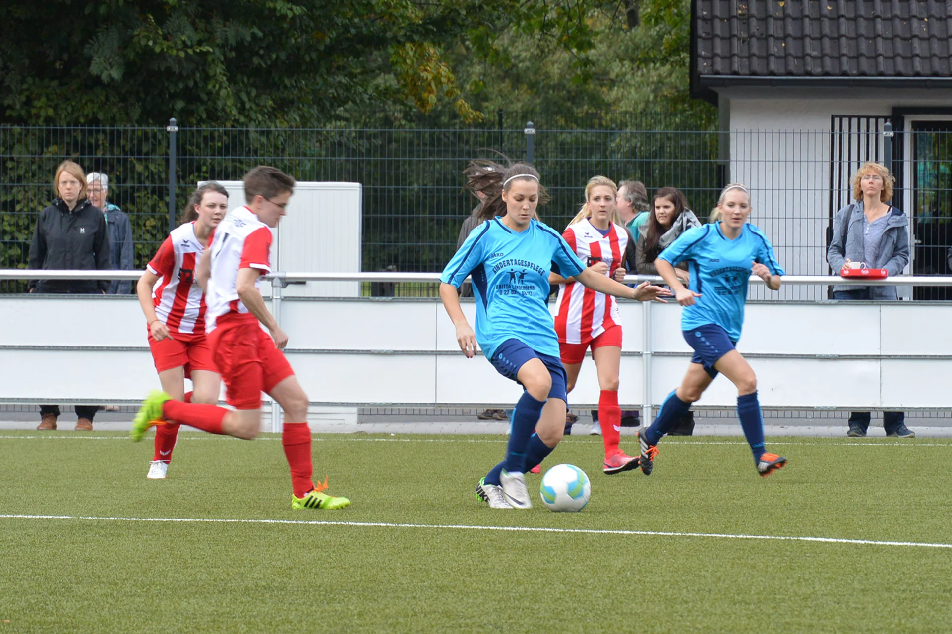 Immer einen Schritt voraus: die Damen des BSV Bielstein gewinnen gegen Reichshof verdient mit 6:1