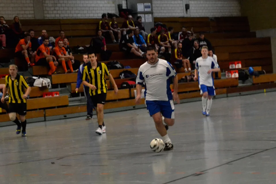 Klasse Stürmer, der den Ball in dieser Situation aber dem Torhüter in die Arme schießt ... Klasse Stürmer, der den Ball in dieser Situation aber dem Torhüter in die Arme schießt ...
